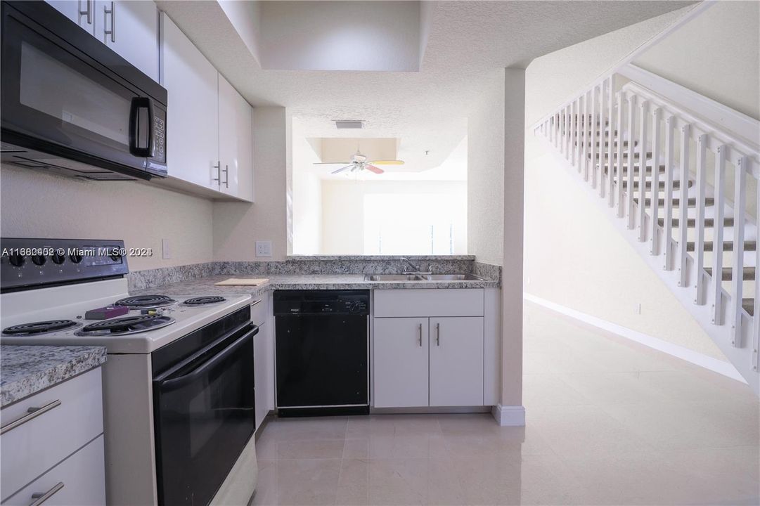 For Rent: $2,900 (3 beds, 3 baths, 1285 Square Feet)