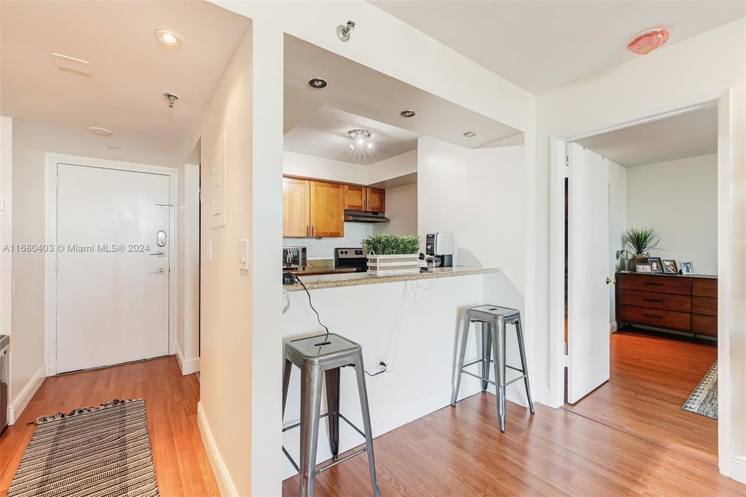 For Sale: $370,000 (2 beds, 2 baths, 903 Square Feet)