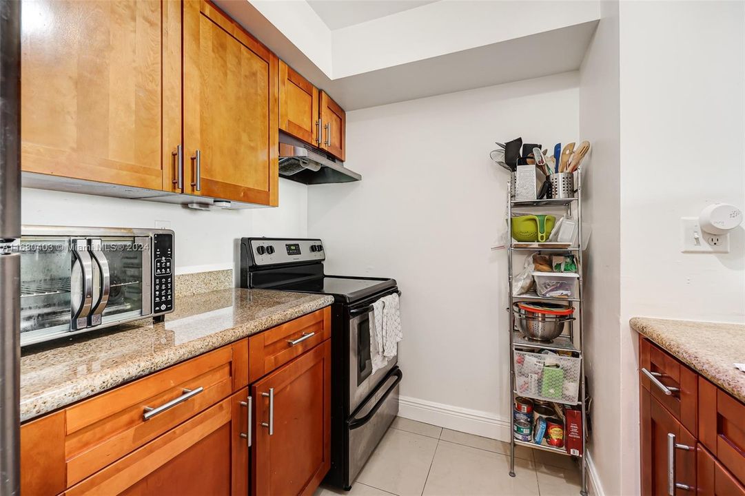 For Sale: $370,000 (2 beds, 2 baths, 903 Square Feet)