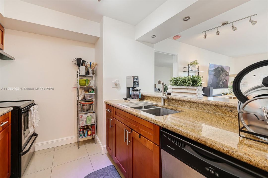 For Sale: $370,000 (2 beds, 2 baths, 903 Square Feet)