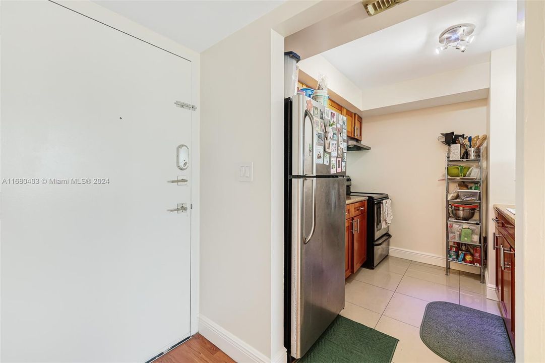 For Sale: $370,000 (2 beds, 2 baths, 903 Square Feet)