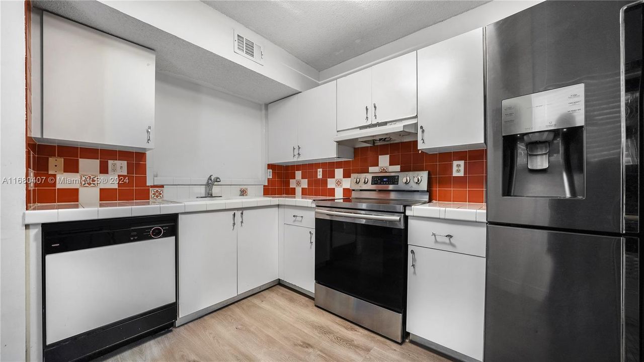 For Sale: $369,000 (2 beds, 2 baths, 970 Square Feet)