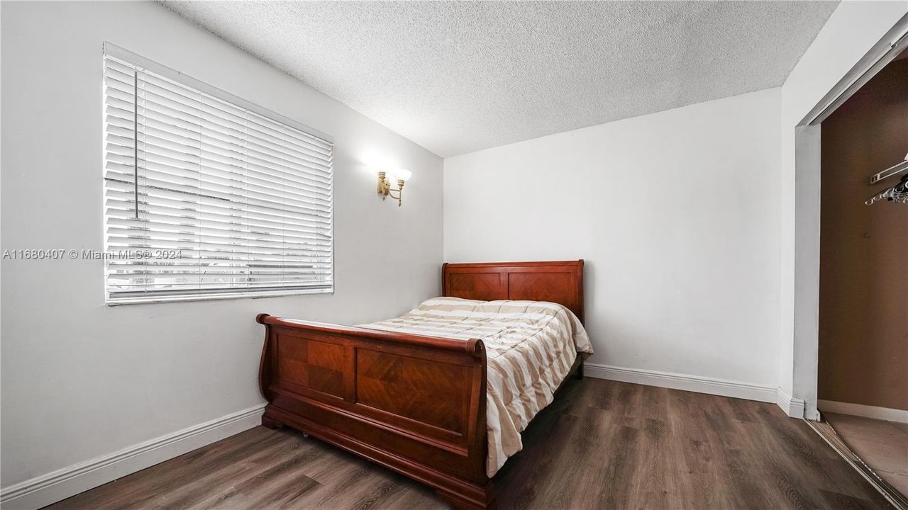 For Sale: $369,000 (2 beds, 2 baths, 970 Square Feet)