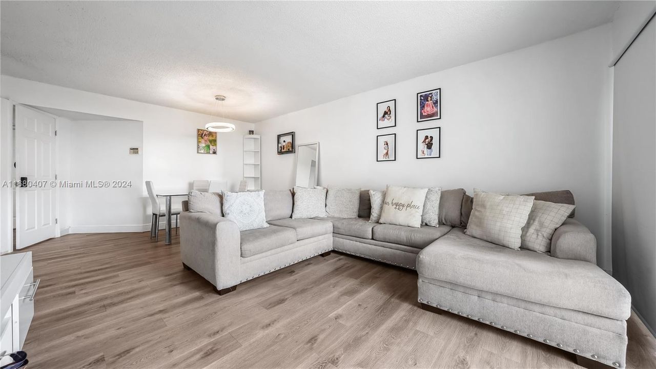 For Sale: $369,000 (2 beds, 2 baths, 970 Square Feet)