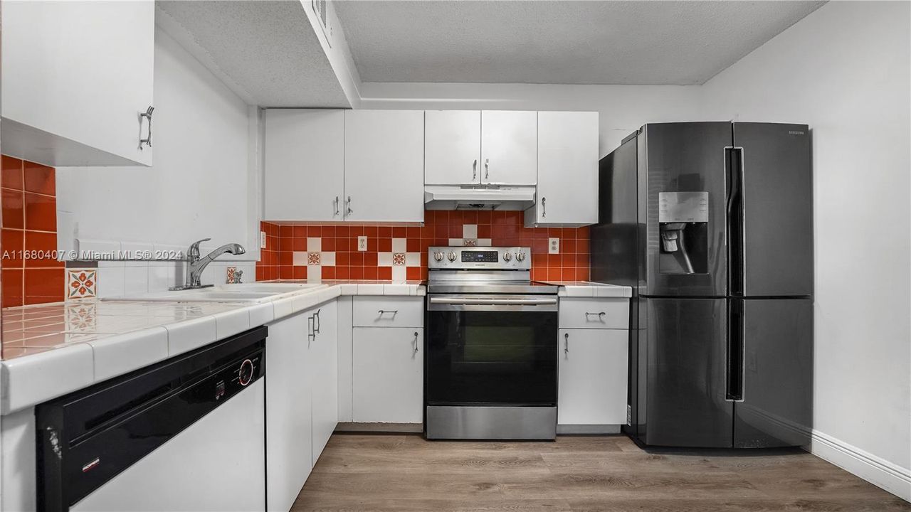 For Sale: $369,000 (2 beds, 2 baths, 970 Square Feet)