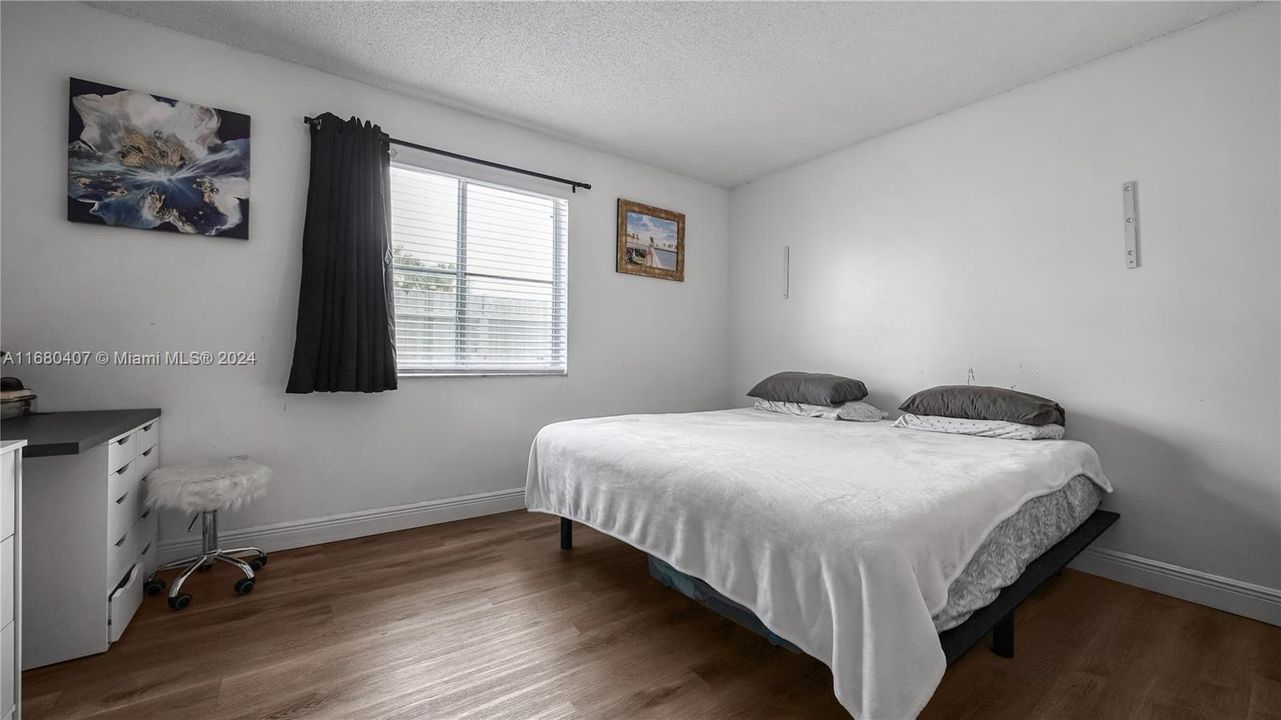 For Sale: $369,000 (2 beds, 2 baths, 970 Square Feet)