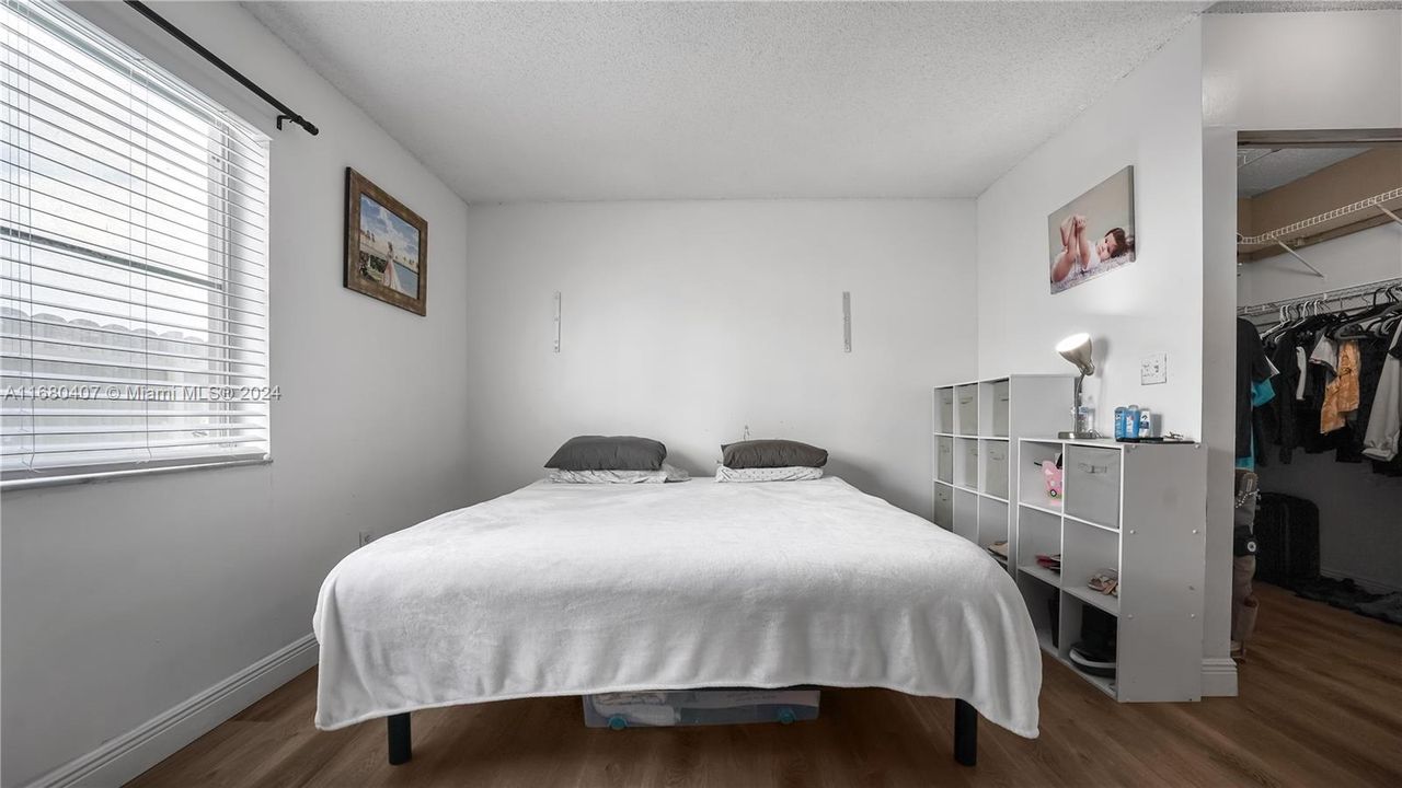 For Sale: $369,000 (2 beds, 2 baths, 970 Square Feet)