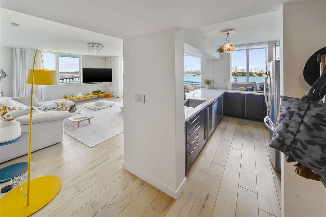 For Sale: $1,395,000 (2 beds, 2 baths, 1147 Square Feet)