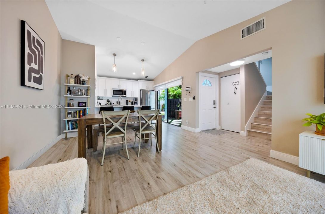 For Sale: $399,999 (2 beds, 2 baths, 1037 Square Feet)