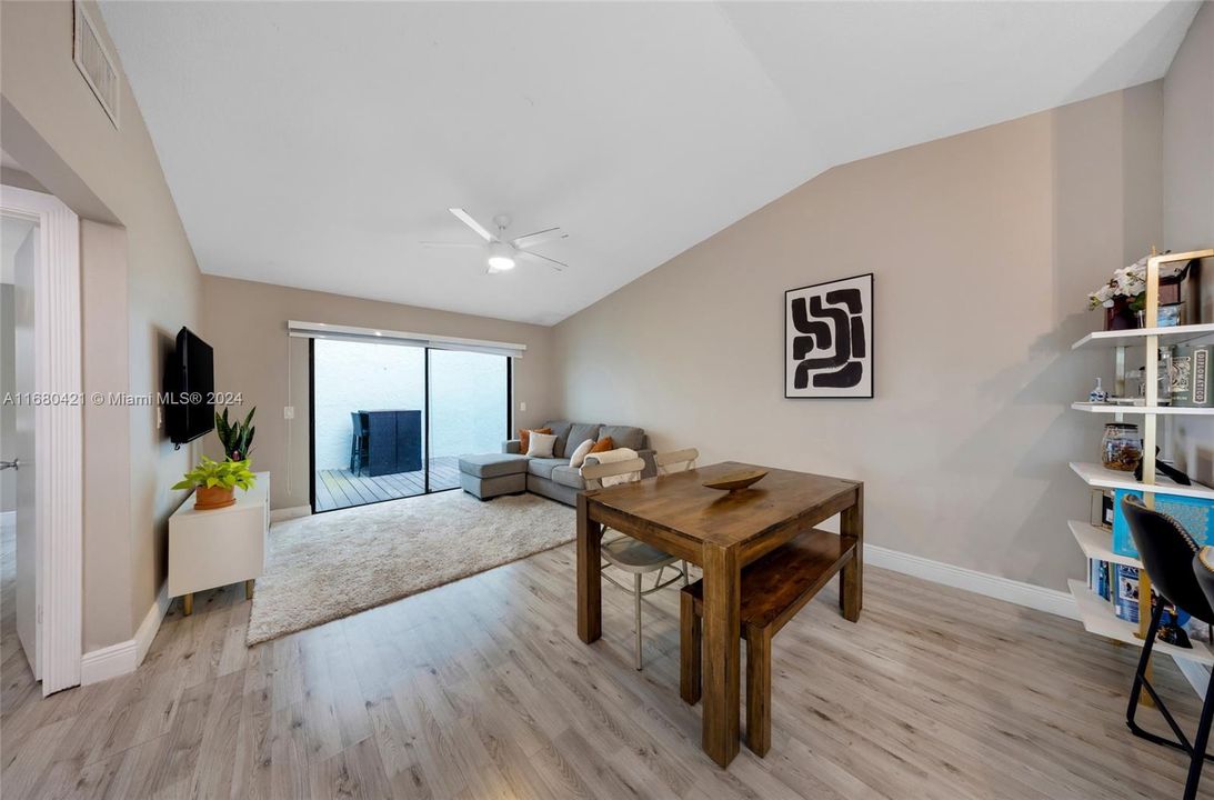 For Sale: $399,999 (2 beds, 2 baths, 1037 Square Feet)