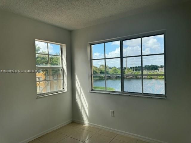 For Sale: $280,000 (2 beds, 2 baths, 916 Square Feet)