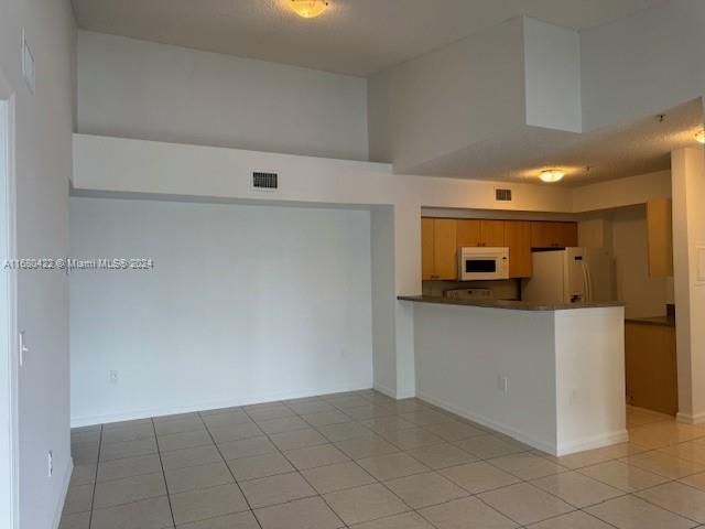 For Sale: $280,000 (2 beds, 2 baths, 916 Square Feet)