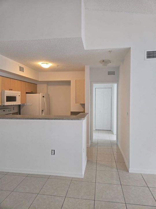 For Sale: $280,000 (2 beds, 2 baths, 916 Square Feet)