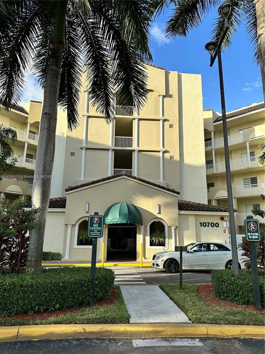 Recently Rented: $3,600 (3 beds, 2 baths, 1950 Square Feet)