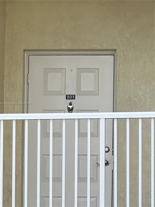 Recently Rented: $3,600 (3 beds, 2 baths, 1950 Square Feet)