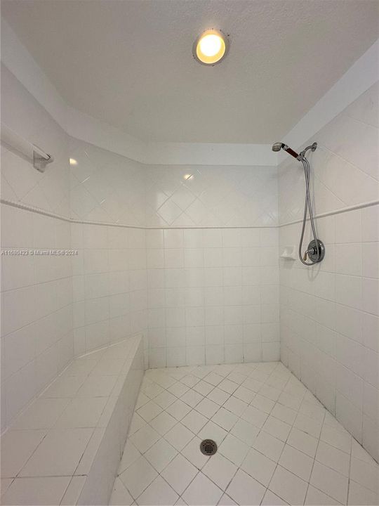 Recently Rented: $3,600 (3 beds, 2 baths, 1950 Square Feet)