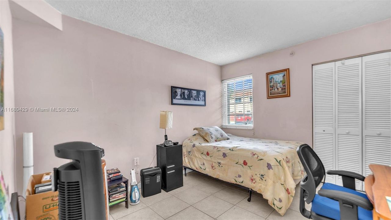 For Sale: $305,000 (2 beds, 2 baths, 904 Square Feet)