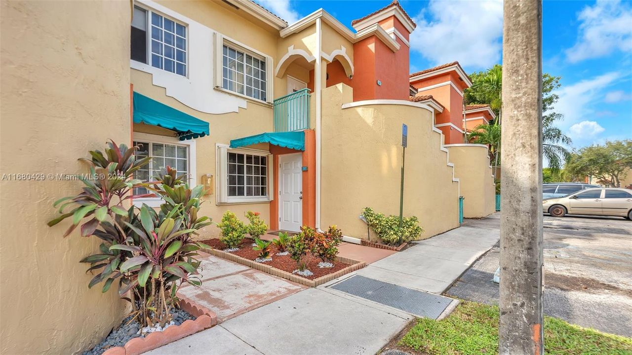 For Sale: $305,000 (2 beds, 2 baths, 904 Square Feet)