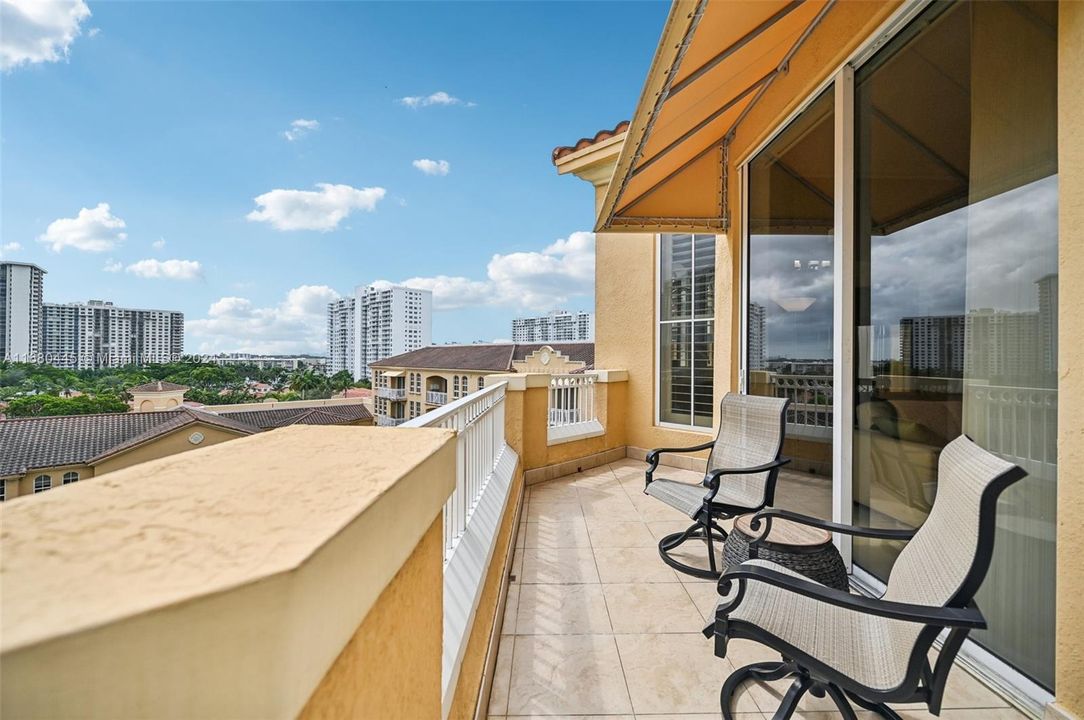 For Sale: $649,000 (2 beds, 2 baths, 1343 Square Feet)