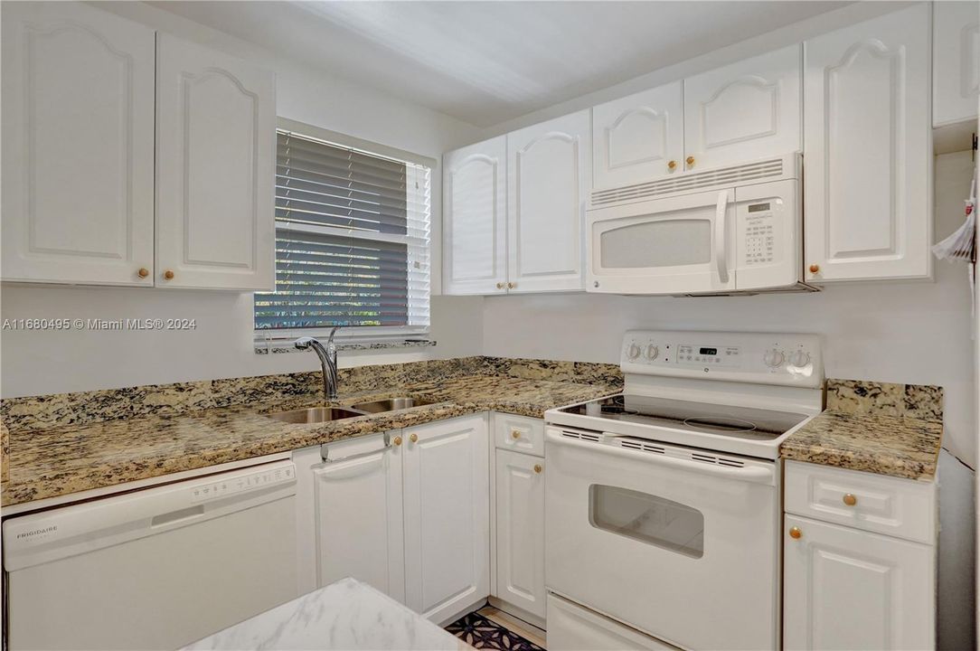 For Sale: $165,000 (2 beds, 2 baths, 850 Square Feet)