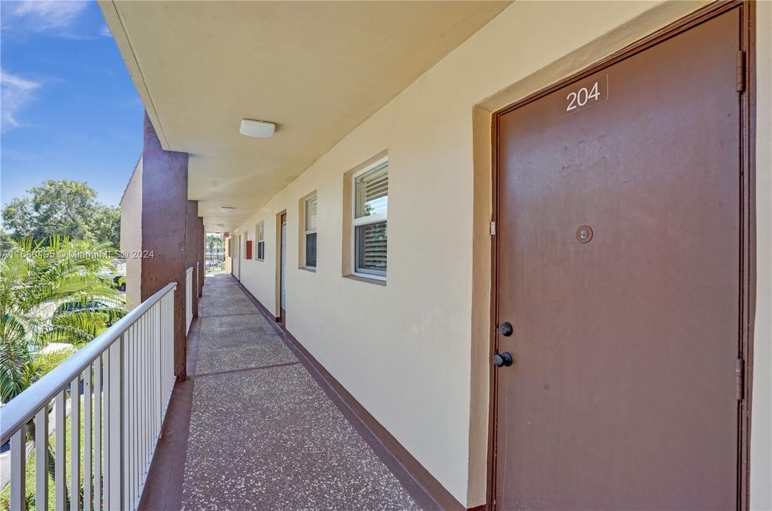 For Sale: $165,000 (2 beds, 2 baths, 850 Square Feet)