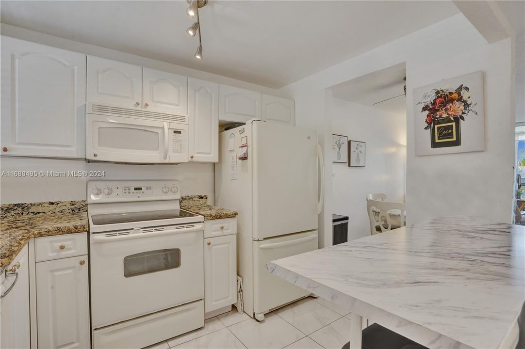 For Sale: $165,000 (2 beds, 2 baths, 850 Square Feet)