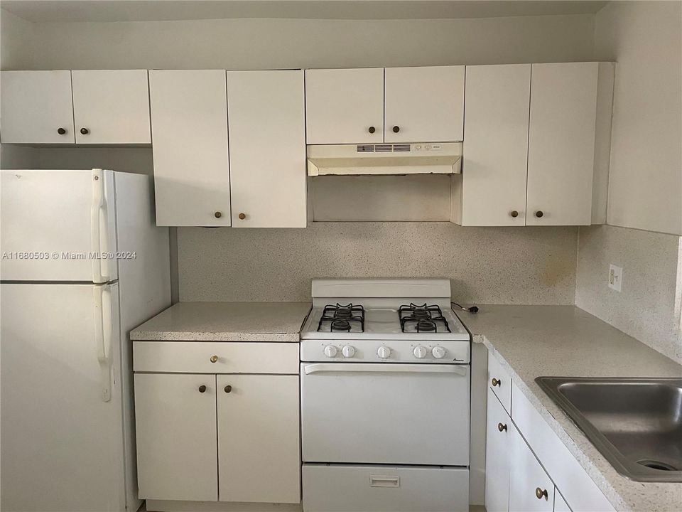 For Rent: $1,800 (1 beds, 1 baths, 883 Square Feet)