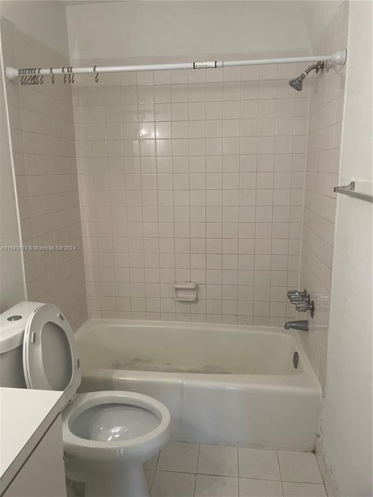 For Rent: $1,800 (1 beds, 1 baths, 883 Square Feet)