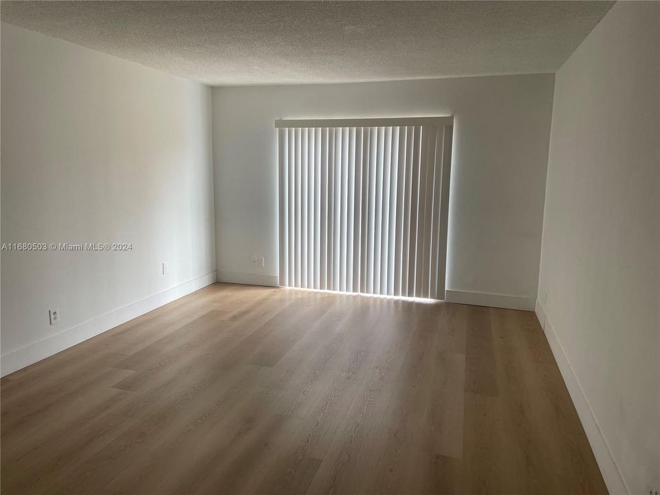 For Rent: $1,800 (1 beds, 1 baths, 883 Square Feet)