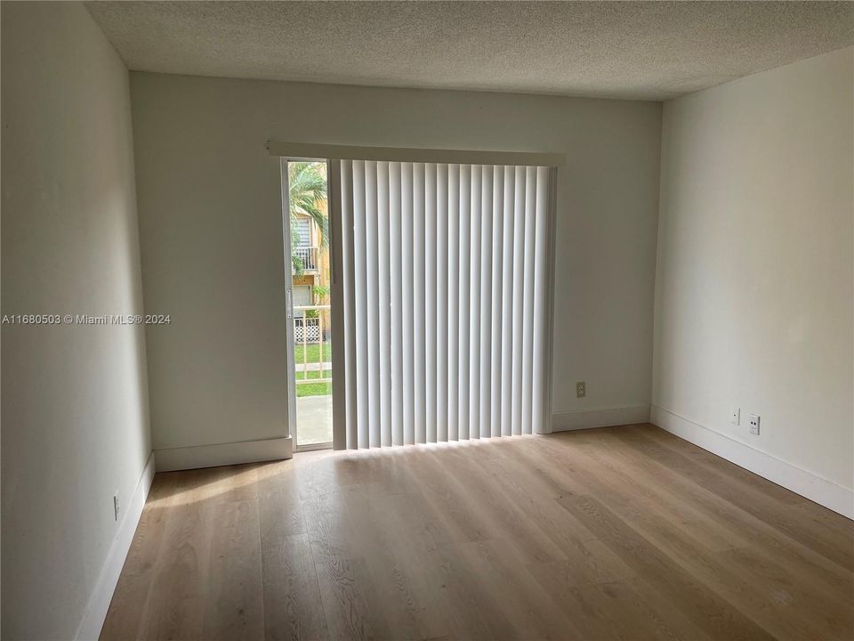 For Rent: $1,800 (1 beds, 1 baths, 883 Square Feet)