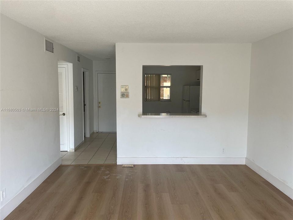 For Rent: $1,800 (1 beds, 1 baths, 883 Square Feet)