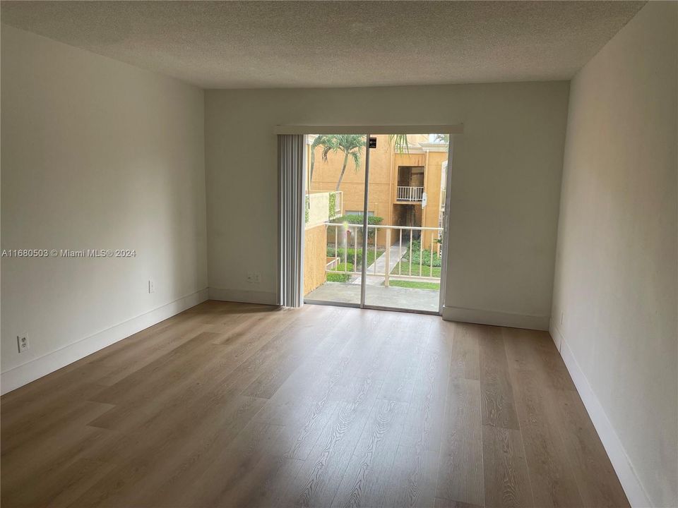 For Rent: $1,800 (1 beds, 1 baths, 883 Square Feet)