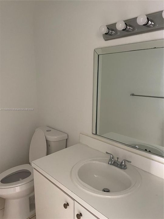 For Rent: $1,800 (1 beds, 1 baths, 883 Square Feet)