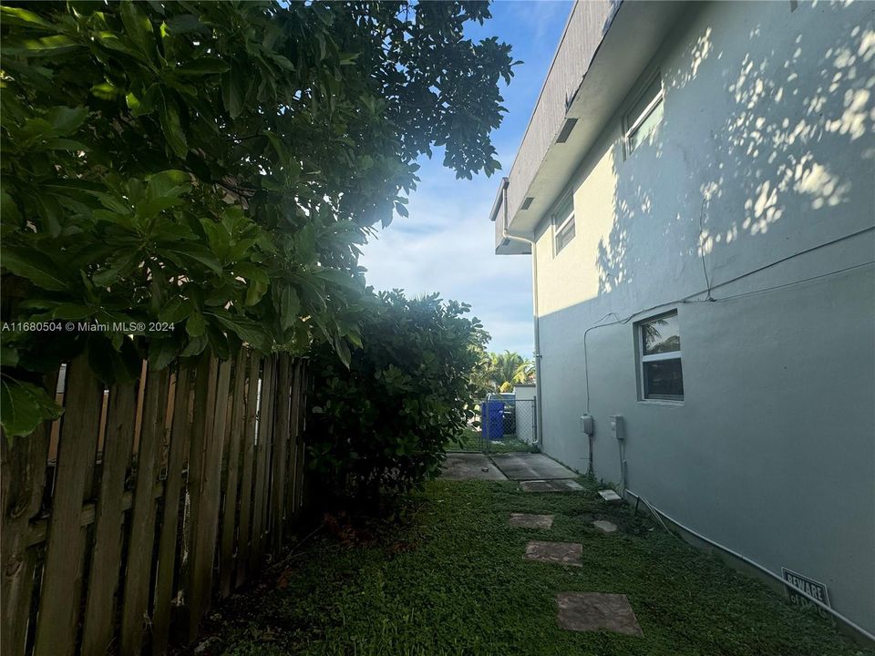 For Sale: $350,000 (2 beds, 2 baths, 1260 Square Feet)