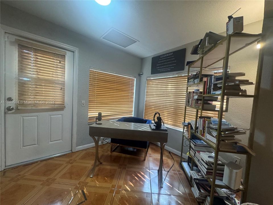 For Sale: $350,000 (2 beds, 2 baths, 1260 Square Feet)