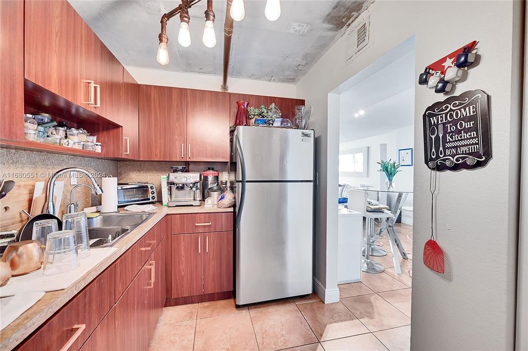 For Sale: $389,000 (3 beds, 2 baths, 1229 Square Feet)