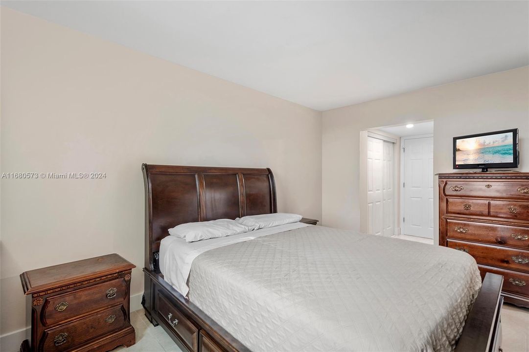 For Sale: $200,000 (1 beds, 1 baths, 773 Square Feet)