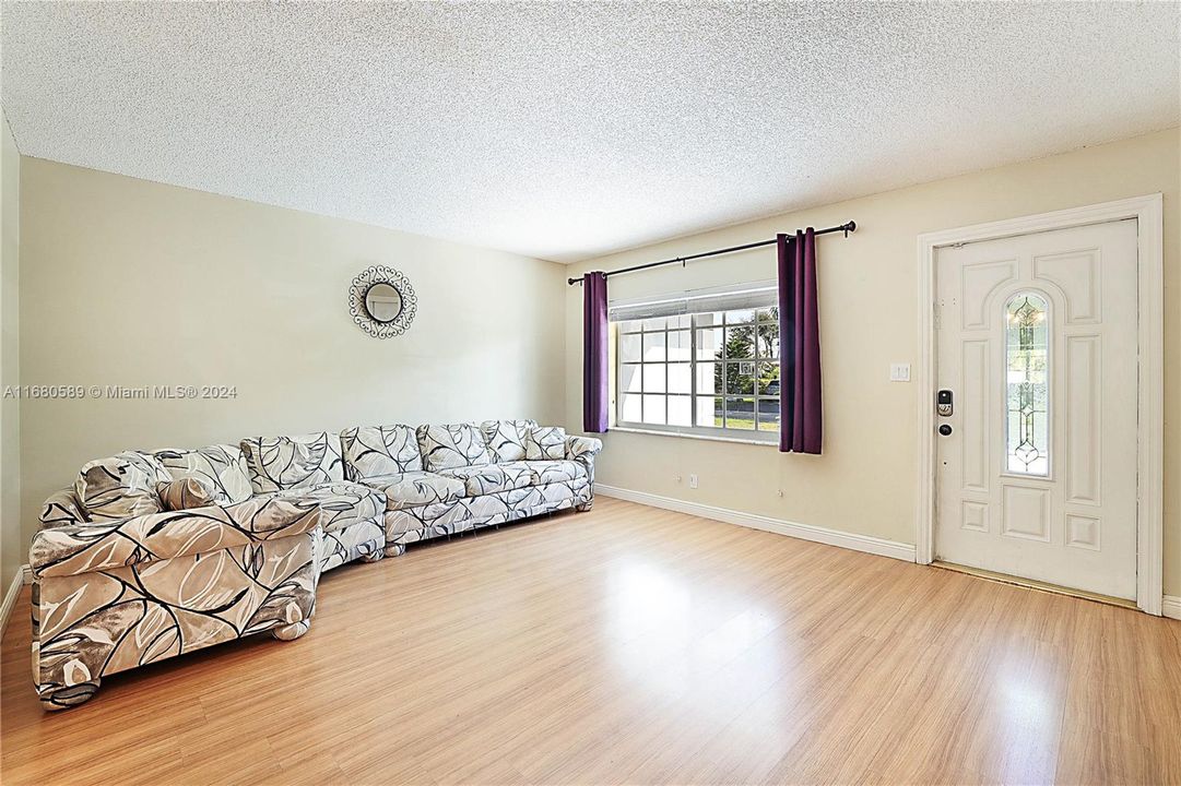 For Sale: $450,000 (2 beds, 2 baths, 1199 Square Feet)