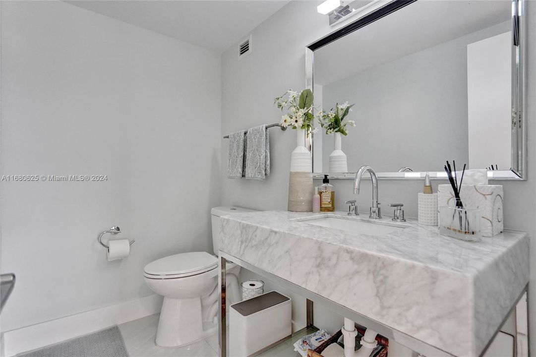 For Sale: $250,000 (1 beds, 1 baths, 861 Square Feet)