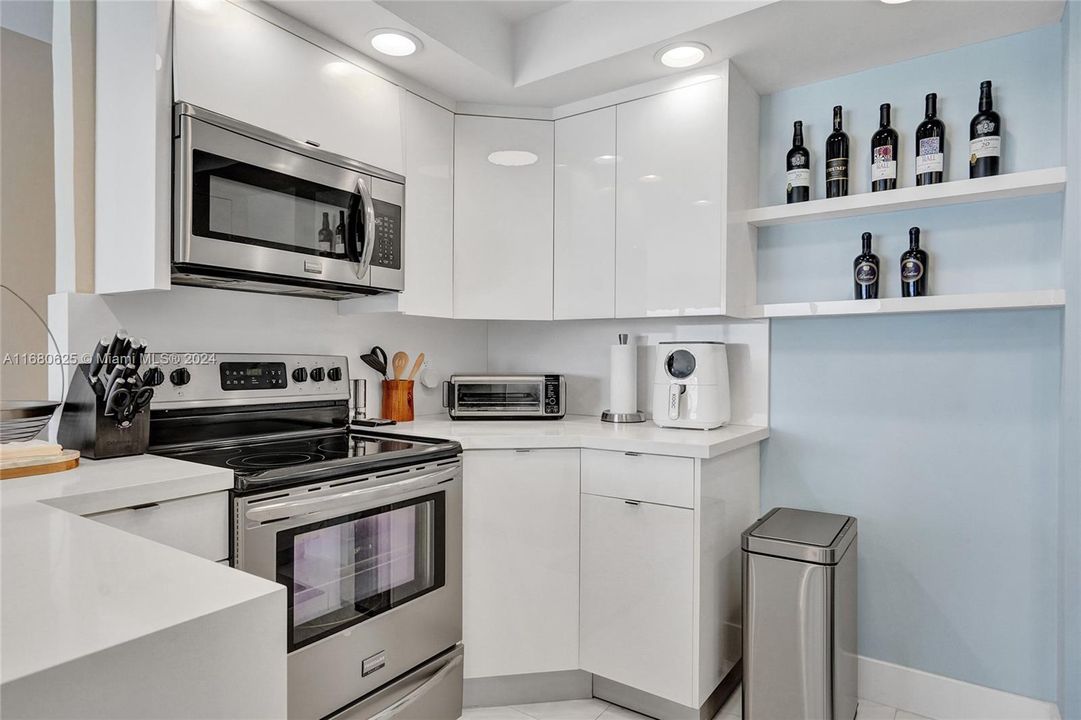 For Sale: $250,000 (1 beds, 1 baths, 861 Square Feet)