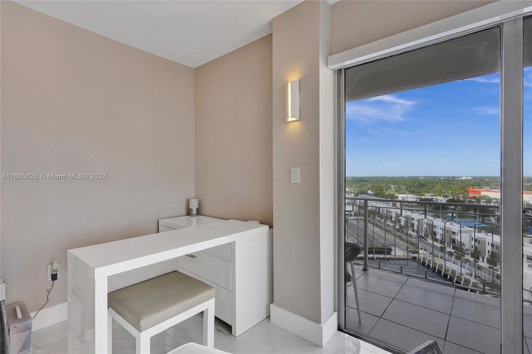 For Sale: $250,000 (1 beds, 1 baths, 861 Square Feet)