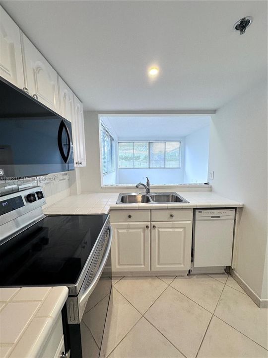 For Sale: $485,000 (1 beds, 1 baths, 780 Square Feet)