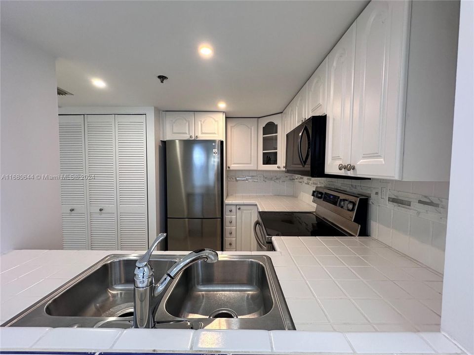 For Sale: $485,000 (1 beds, 1 baths, 780 Square Feet)