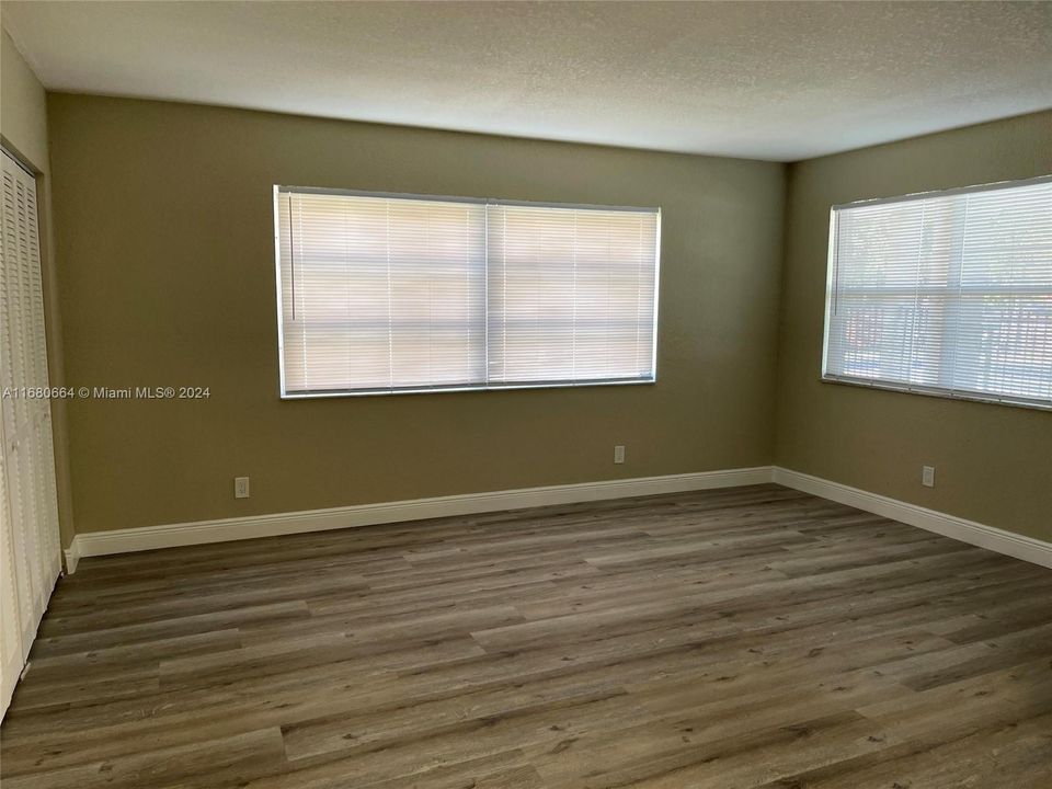 For Sale: $175,000 (2 beds, 1 baths, 990 Square Feet)