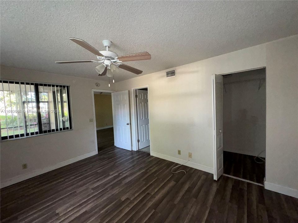 For Sale: $199,999 (1 beds, 1 baths, 806 Square Feet)