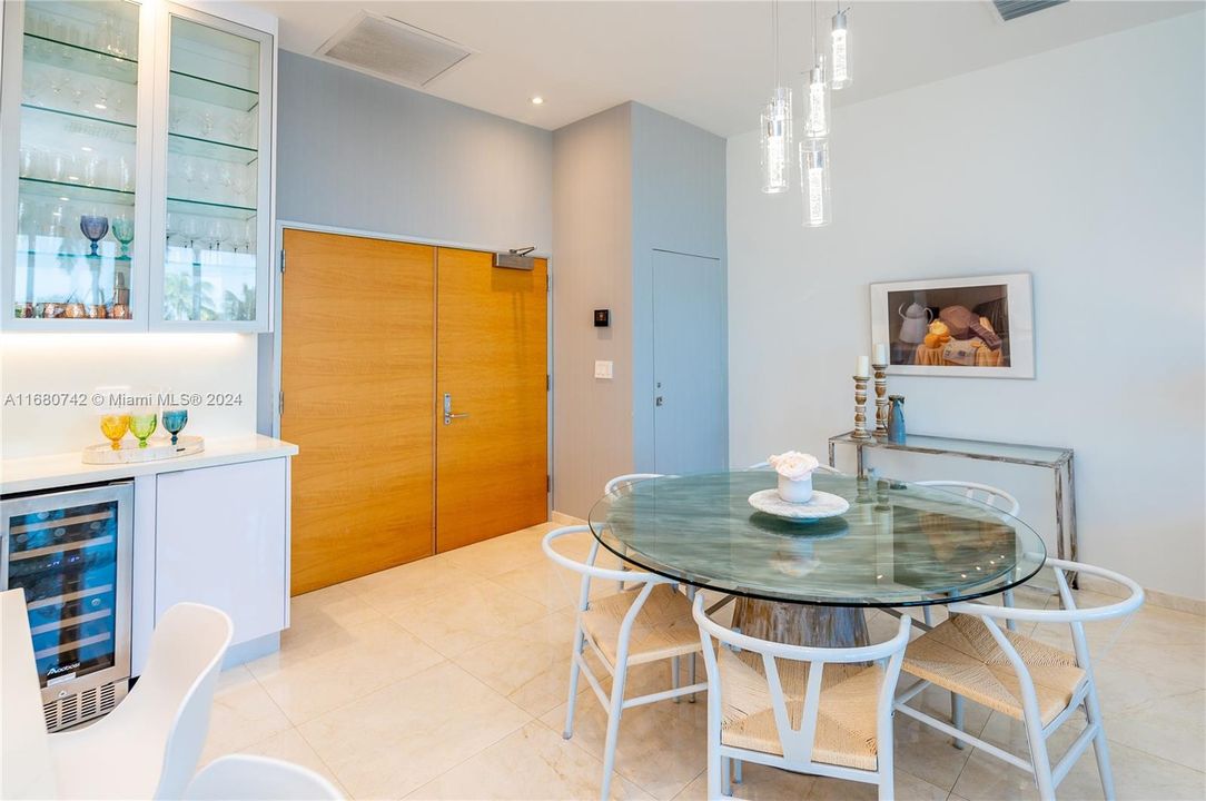 For Sale: $915,000 (1 beds, 2 baths, 930 Square Feet)