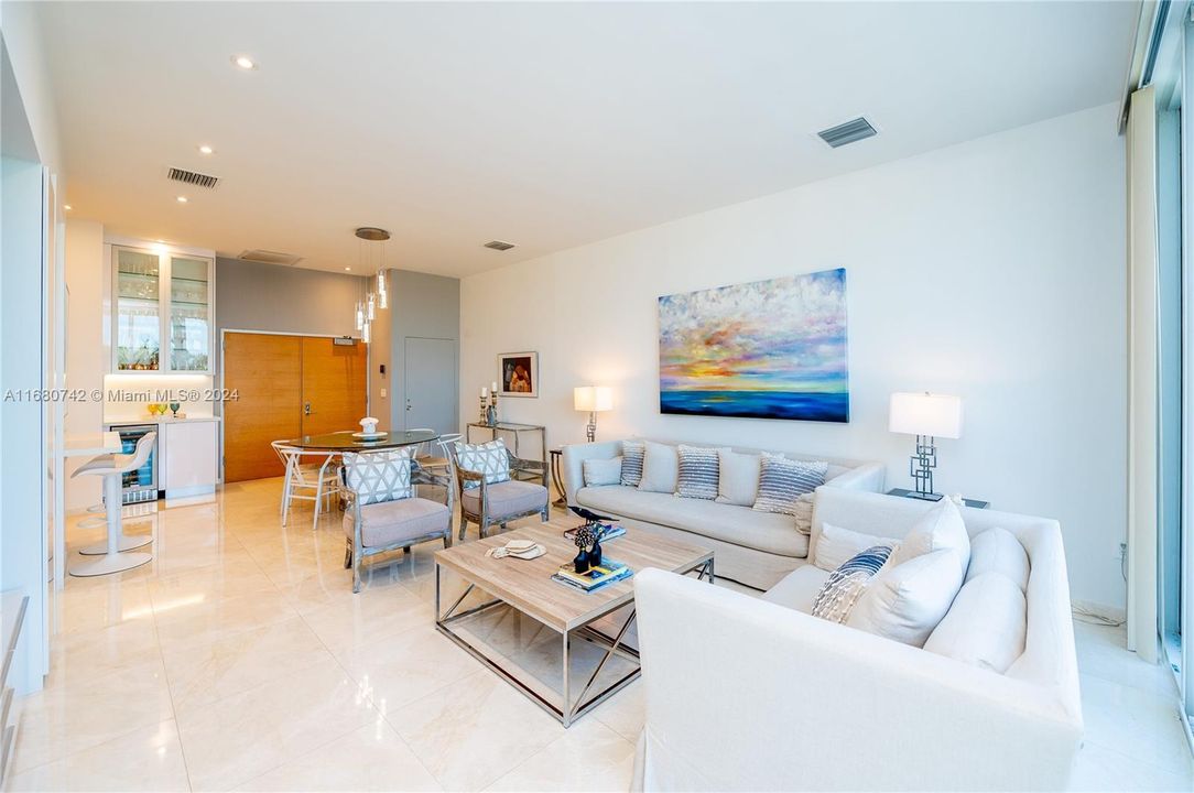 For Sale: $915,000 (1 beds, 2 baths, 930 Square Feet)