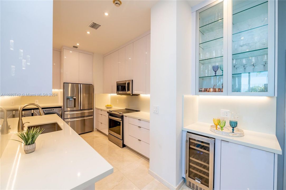 For Sale: $915,000 (1 beds, 2 baths, 930 Square Feet)