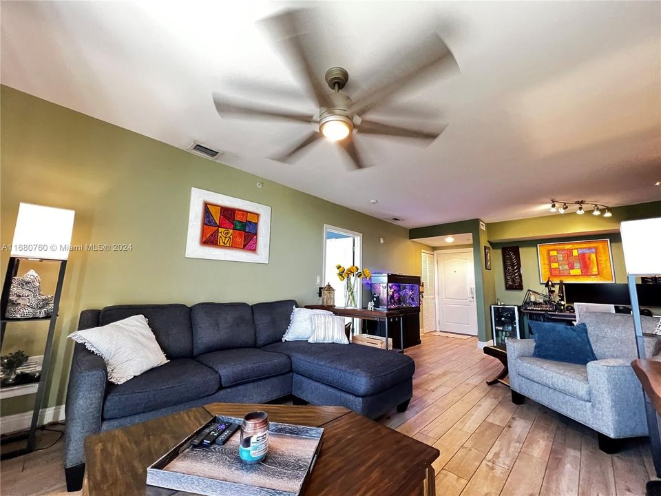 For Sale: $549,900 (2 beds, 2 baths, 1120 Square Feet)