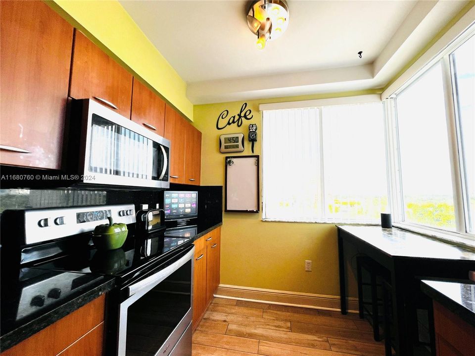 For Sale: $549,900 (2 beds, 2 baths, 1120 Square Feet)